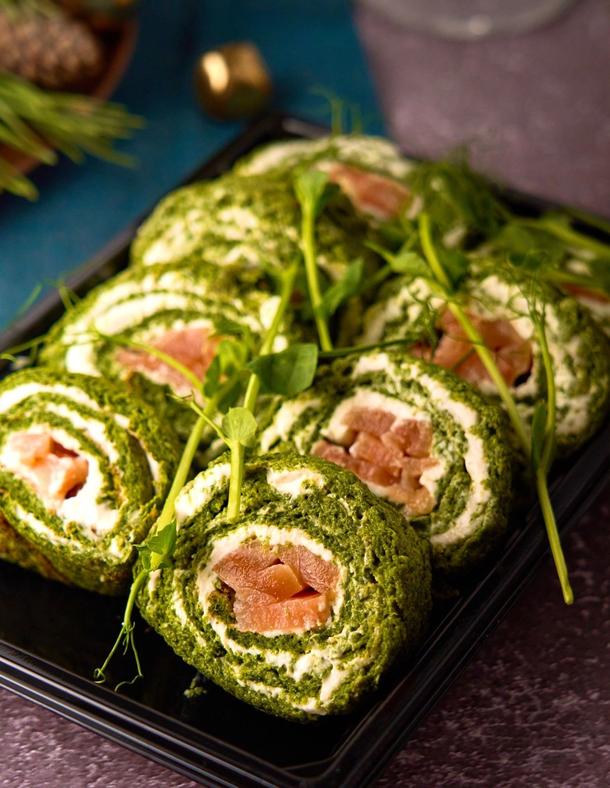Рулетик со шпинатом, сливочным сыром и красной икрой