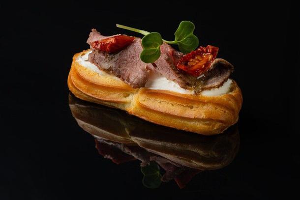 Профитроль с розтбифом Профитроль с розтбифом