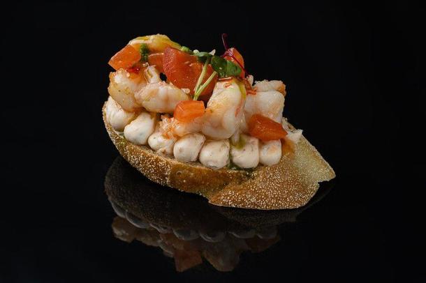 Брускетта с креветкой