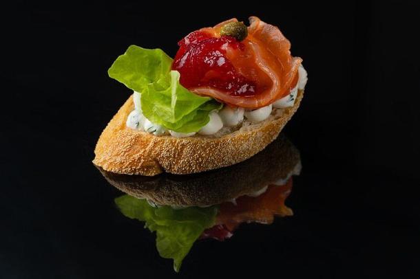 Брускетта с форелью