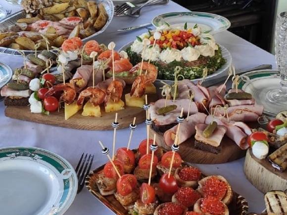 Праздничный фуршетный сет с горячими закусками на 18-20 персоны в Белгороде